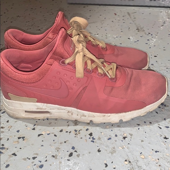 salmon colored nike shoes